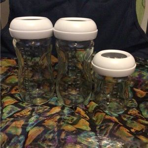 Two 8oz & One 4oz Philips Avent Natural glass baby bottles. Nipples not include